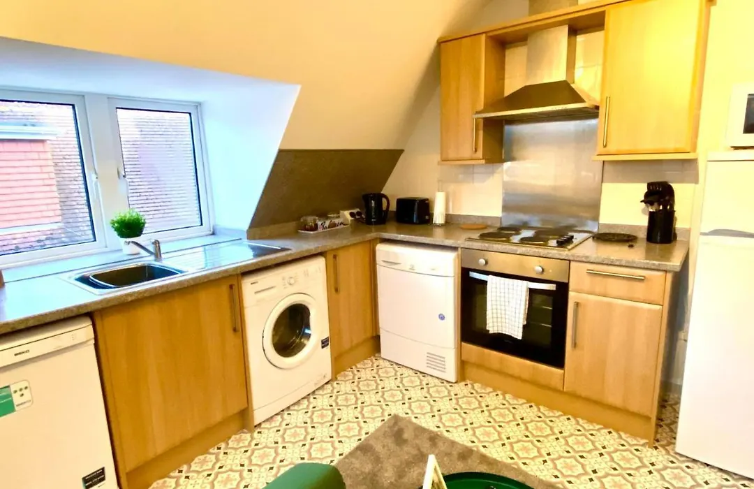 Stylish Beachside Haven: 2-Bedroom Apartment Near Bournemouth-1