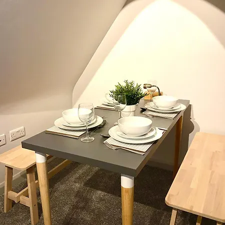 Stylish Beachside Haven: 2-Bedroom Apartment Near Bournemouth-3