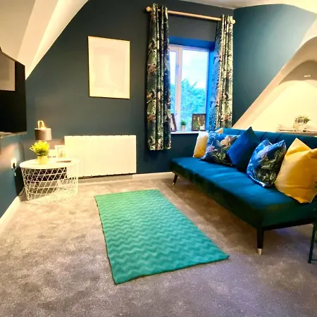 Stylish Beachside Haven: 2-Bedroom Apartment Near Bournemouth-2
